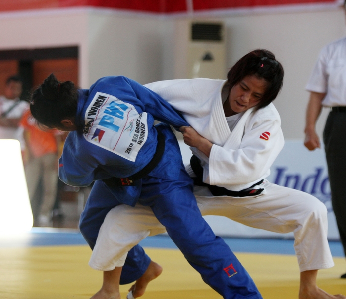 Văn Ngọc Tú (phải) thống trị hạng cân 48 kg trong làng judo Đông Nam Á