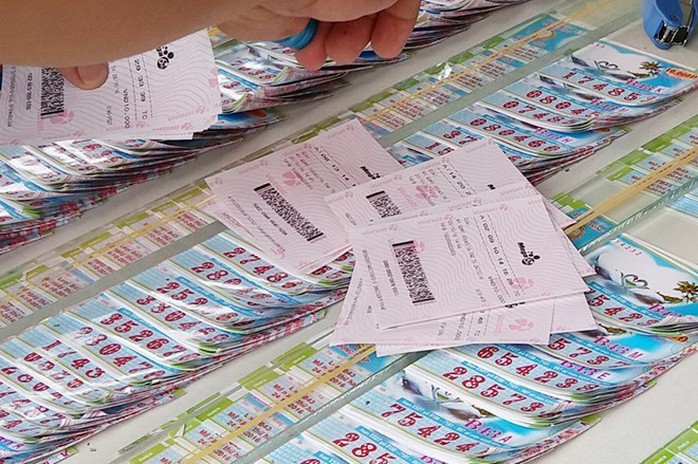 Vé số tự chọn được in sẵn bán rất nhiều tại các đại lý vé số kiến thiết ở miền Tây. Ảnh: Việt Tường.