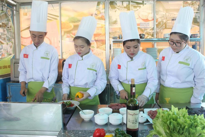 
Sinh viên quản trị Bếp - ẩm thực được đào tạo theo định hướng bếp trưởng 5 sao quốc tế
