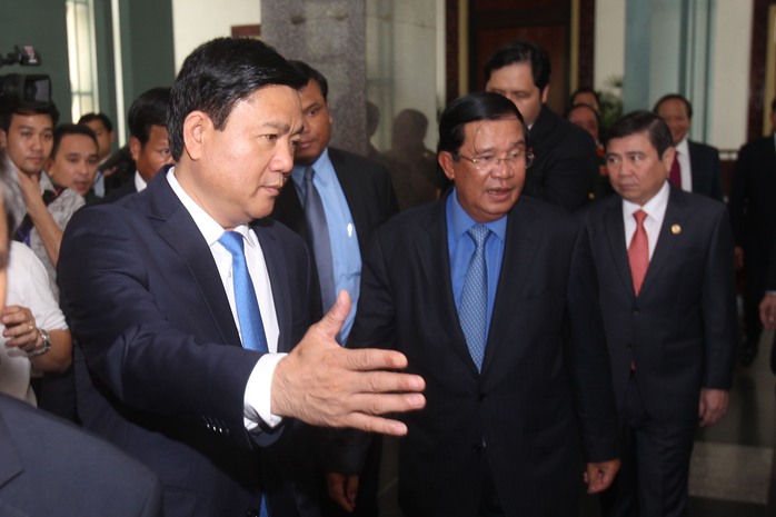 Bí thư Đinh La Thăng đón Thủ tướng Hun Sen. Ảnh: H. TRIỀu