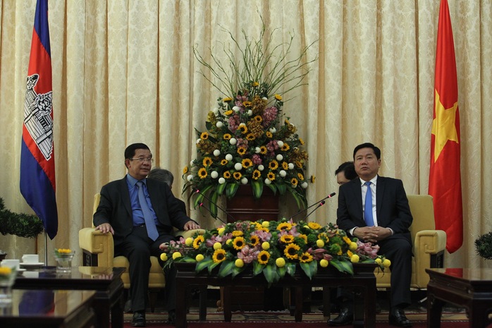 Bí thư Thành ủy Đinh La Thăng tiếp Thủ tướng Campuchia Hun Sen trưa 21-12. Ảnh: H. TRIỀU
