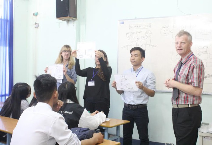
Sinh viên Việt Giao tự tin giao tiếp bằng tiếng Anh với giáo viên bản ngữ Jason Ovenden
