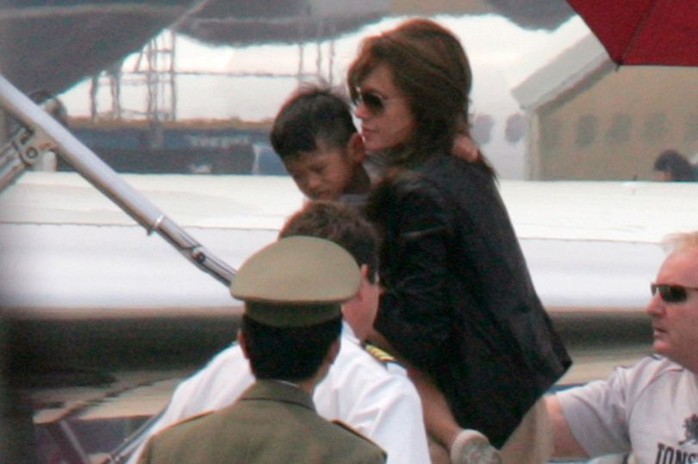Angelina đưa Pax Thiên về Mỹ năm 2007