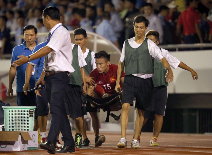Quế Ngọc Hải được cáng khỏi sân vì chấn thương cổ chân trong trận gặp CHDCND Triều Tiên