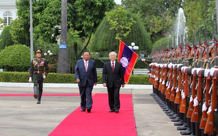 Tổng Bí thư, Chủ tịch nước CHDCND Lào Bounnhang Vorachith và Tổng Bí thư Nguyễn Phú Trọng duyệt đội danh dự - Ảnh: VOV