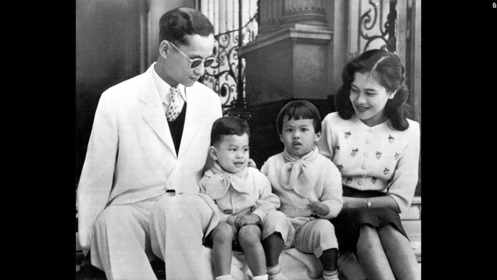 
Ảnh chụp gia đình Quốc vương Bhumibol Adulyadej tại Cung điện Chitralada năm 1955. Ảnh: AP
