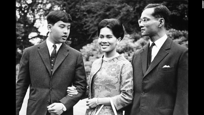 
Quốc vương Bhumibol Adulyadej cùng vợ và con trai Vajiralongkorn trong chuyến thăm Anh năm 1966. Ảnh: AP
