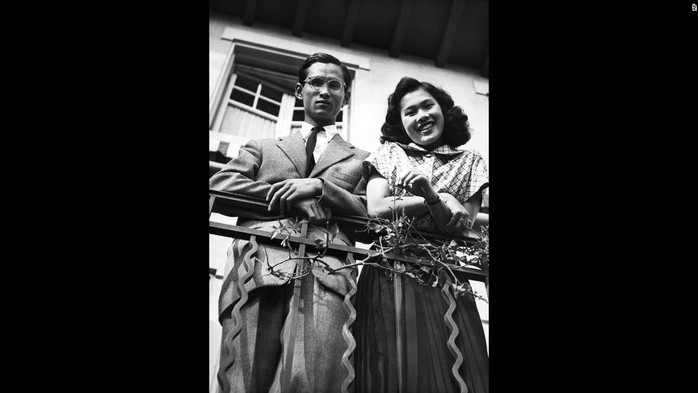
Bhumibol và người vợ tương lai Sirikit Kityakara chụp tại Lausanne năm 1949. Cặp đôi này kết hôn 1 năm sau đó tại Cung điện Srapathum ở thủ đô Bangkok. Ảnh: AP

 
