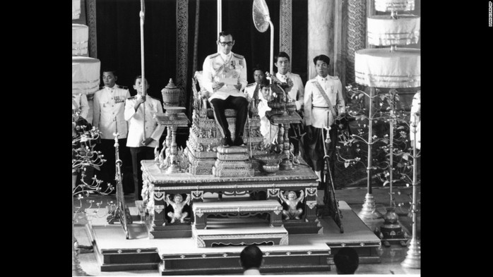 
Quốc vương Bhumibol Adulyadej tại một buổi lễ ở Bangkok năm 1976. Ảnh: AP
