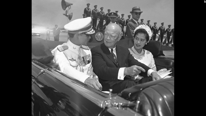 
Vợ chồng Quốc vương Bhumibol Adulyadej trong chuyến thăm Mỹ năm 1960. Ảnh: AP
