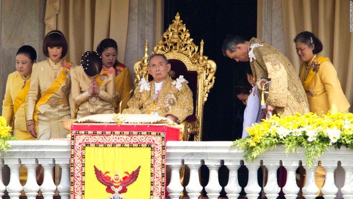 
Quốc vương Bhumibol Adulyadej xuất hiện cùng gia đình nhân dịp sinh nhật 85 năm 2012. Ông có tổng cộng 4 người con. Ảnh: AP
