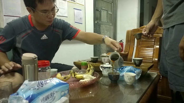 Anh cảnh sát vừa hết ca ra ngồi pha ấm trà Phổ Nhĩ