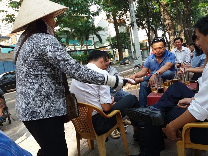 Vé số điện toán bán dạo ngày càng xuất hiện nhiều trên các nẻo đường. Ảnh chụp sáng 28-11 tại TP HCM