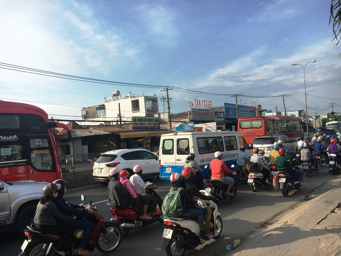 
Quốc lộ 1, đoạn qua huyện Bình Chánh, giao thông cũng khá ổn định dù lượng người từ các tỉnh miền Tây trở lại TP HCM tăng cao
