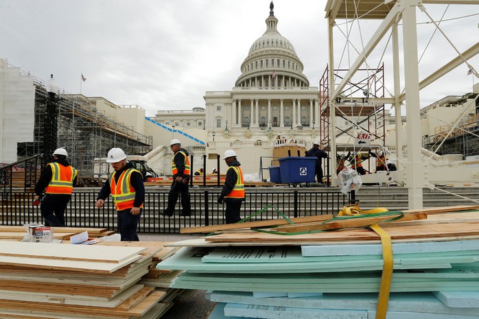 
Các công nhân xây dựng những bục đứng tại tòa quốc hội. Ảnh: REUTERS

