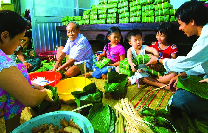 Gia đình sum họp ngày Tết Ảnh: VINH HIỂN