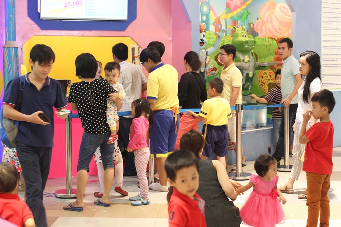
Khác với khu vực mua sắm, khu vui chơi dành cho trẻ em luôn trong tình trạng đông đúc
