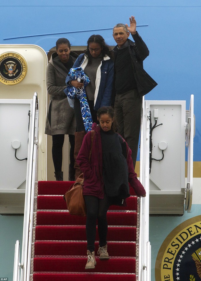 Gia đình Tổng thống Barack Obama vừa trở về từ Hawaii sau kỳ nghỉ cuối cùng trên chiếc Không lực 1. Ảnh: AP