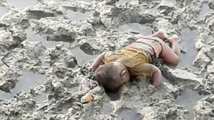 Cậu bé Mohammed nằm chết úp mặt xuống bùn. Ảnh: DAILY MAIL