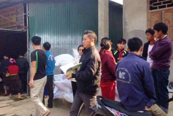 
Người dân xã Quang Chiếu, huyện Mường Lát (Thanh Hóa) đi nhận gạo cứu trợ
