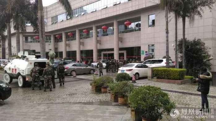 Cảnh sát phong tỏa hiện trường vụ nổ súng ở TP Phàn Chi Hoa hôm 4-1. Ảnh: IFENG NEWS