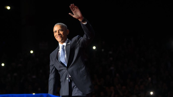 Tổng thống Obama lên sân khấu, giơ tay chào khán giả.