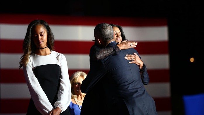 Ông Obama ôm chặt phu nhân Michelle sau khi kết thúc bài phát biểu.