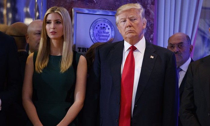 Ông Trump và con gái Ivanka trước buổi họp báo. Ảnh: AP