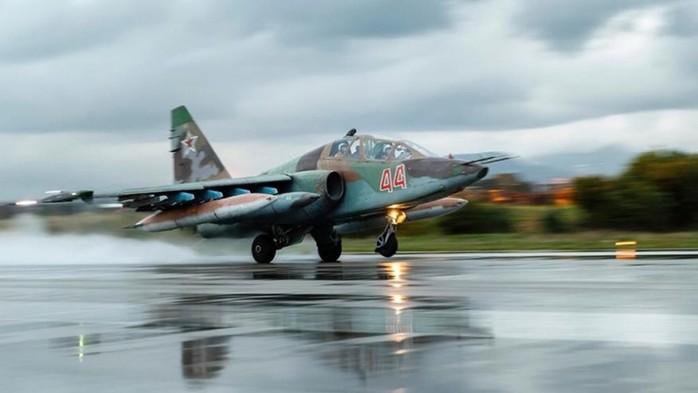 Một chiếc Su-25 của Nga cất cánh từ căn cứ không quân Hemeimeem ở Syria. Ảnh: AP