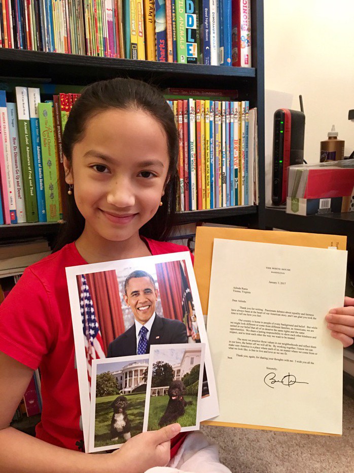 Adinda vui mừng khi nhận được thư và ảnh của Tổng thống Obama. Ảnh: TWITTER
