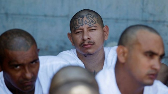 Thành viên băng đảng tội phạm ở El Salvador được nhận dạng bằng hình xăm trên mặt hoặc cơ thể. Ảnh: REUTERS
