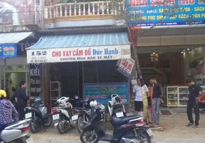 
Nhà chủ tiệm cầm đồ bị 4 thanh niên bịt mặt ném chất bẩn vào nhà
