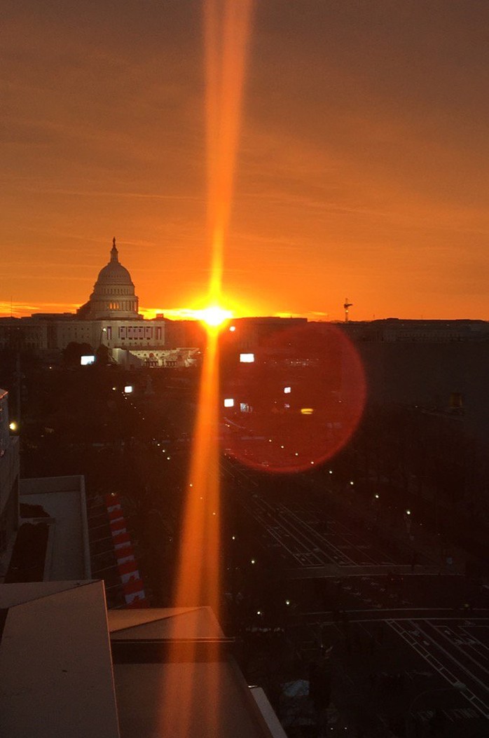 Mặt trời mọc ở phía trên Điện Capitol. Ảnh: TWITTER