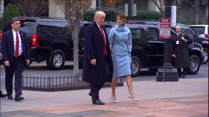 Ông Trump và vợ Melania rời nhà khách tổng thống. Ảnh: BBC