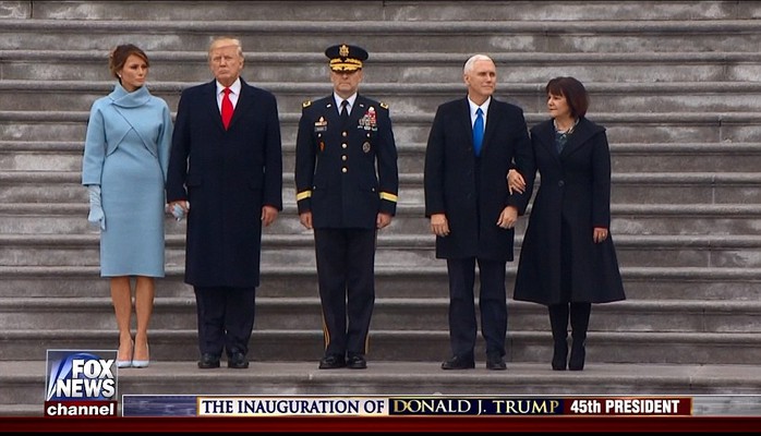 Hai ông Trump và Pence duyệt đội danh dự trước lễ diễu hành. Ảnh: FOX NEWS