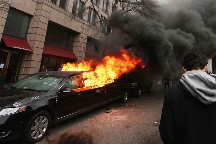 Chiếc limousine của ông Villarroel bị đốt hôm 20-1. Ảnh: NBC NEWS