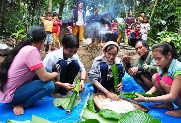 
Cha con ông Hồ Văn Thanh và Hồ Văn Lang đang làm bánh tét chuẩn bị ăn Tết. Ảnh: Tử Trực
