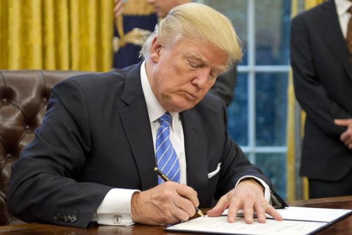 Ông Trump ký sắc lệnh rút khỏi TPP. Ảnh: EPA