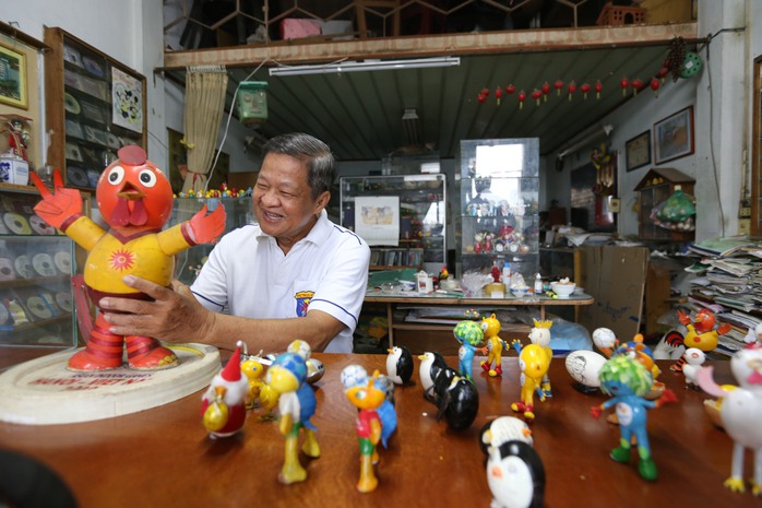 
Nghệ nhân Nguyễn Thành Tâm (66 tuổi, quận Gò Vấp, TP HCM), được Trung tâm Sách kỷ lục Việt Nam ghi nhận là người tạo hình bằng vỏ trứng nhiều nhất vào năm 2010.
