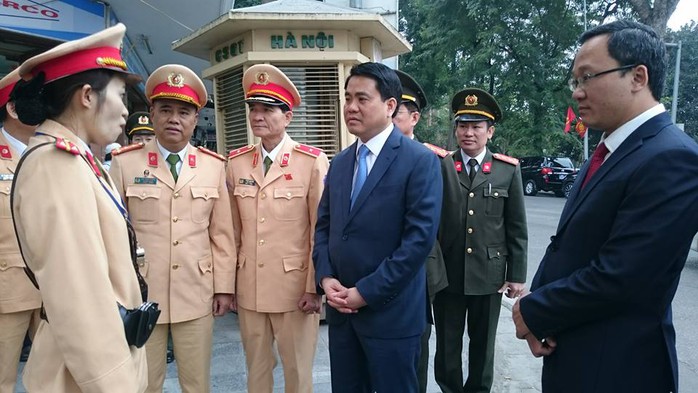 
Ông Nguyễn Đức Chung thăm và động viên các cán bộ chiến sĩ CSGT của Phòng CSGT TP Hà Nội - Ảnh: D. H.
