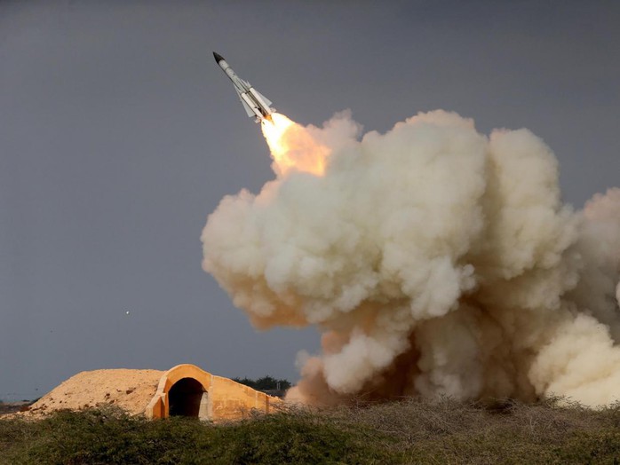 Iran bắn tên lửa tầm xa S-200 từ TP Bushehr trong một cuộc tập trận. Ảnh: AP