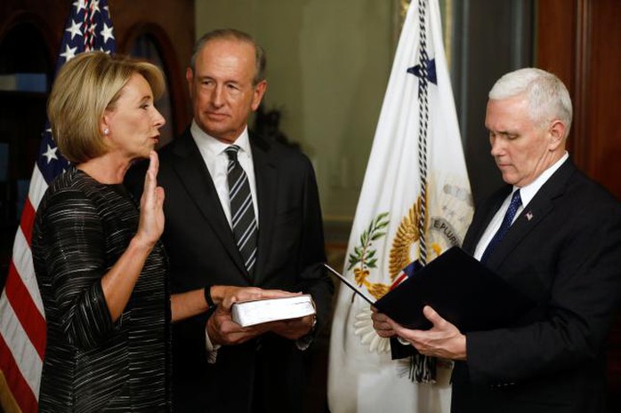 
Bà Betsy DeVos (trái) tuyên thệ nhậm chức bộ trưởng giáo dục trước sự chứng kiến của Phó Tổng thống Mike Pence (phải) tại Nhà Trắng hôm 7-2. Ảnh: REUTERS

