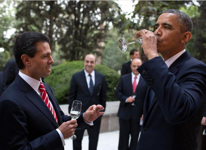 Ông Obama nâng ly cùng Tổng thống Peña Nieto vào năm 2013. Ảnh: INSTAGRAM