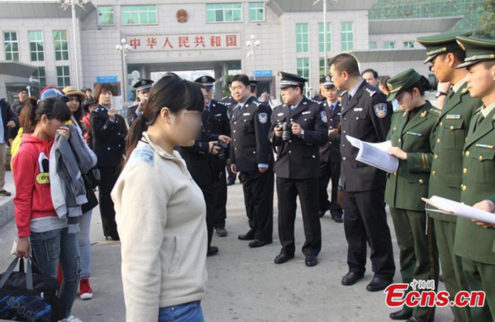 Những phụ nữ Việt Nam trong một vụ bắt cóc được cảnh sát Trung Quốc giải cứu và trở về nhà hôm 22-1-2015. Ảnh: CHINA DAILY