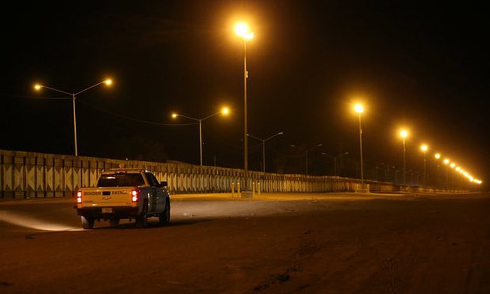 Lực lượng tuần tra biên giới Mỹ giám sát đoạn tường rào với Mexico ở Calexico, bang California. Ảnh: REUTERS