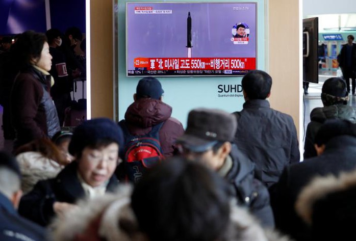 Hành khách xem báo cáo về vụ thử tên lửa của Triều Tiên ở một nhà ga tại Seoul hôm 12-2. Ảnh: REUTERS