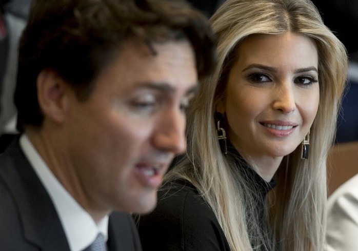 Ivanka dành cho nhà lãnh đạo Canada một cái nhìn đầy vẻ ngưỡng mộ. Ảnh: TWITTER