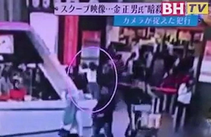 Người phụ nữ mặc quần jean, áo trắng tiếp cận ông Kim Jong-nam từ phía sau. Ảnh: DAILY MAIL