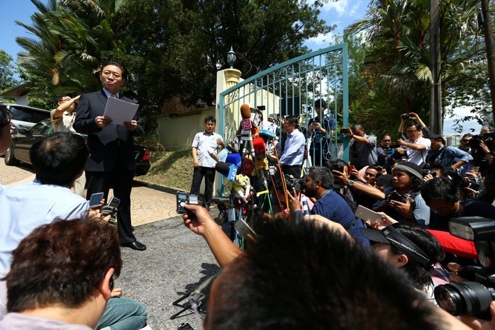 Đại sứ Triều Tiên tại Malaysia Kang Chol nói về vụ án Kim Jong-nam trước phóng viên hôm 20-2. Ảnh: REUTERS