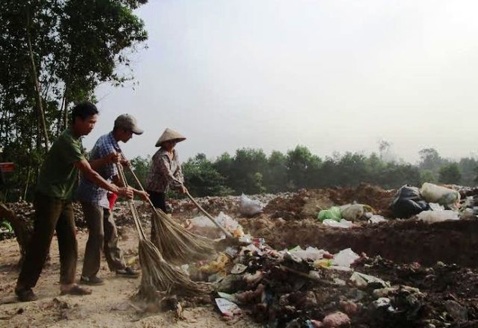 
Người dân cho biết nhiều năm nay, bãi rác gây ô nhiễm, họ đã phản ánh lên chính quyền nhiều lần mà không được xử lý

